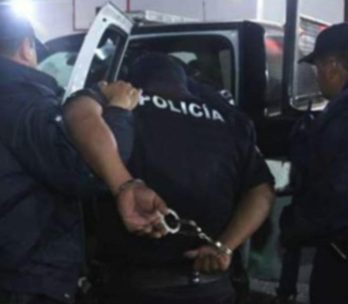 671746-policia-detenido_0
