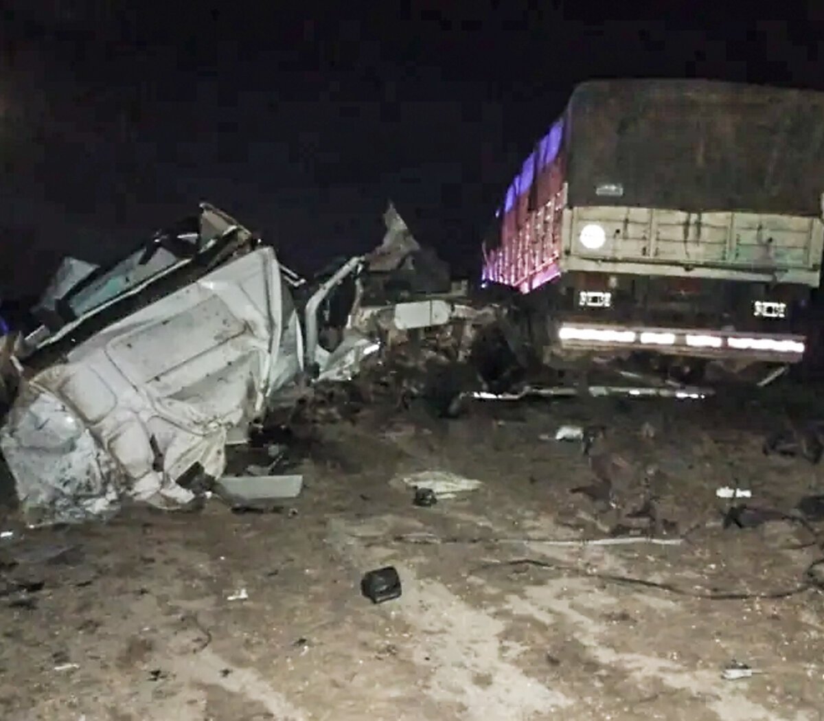 Tres muertos y siete heridos por un choque entre dos camiones y un