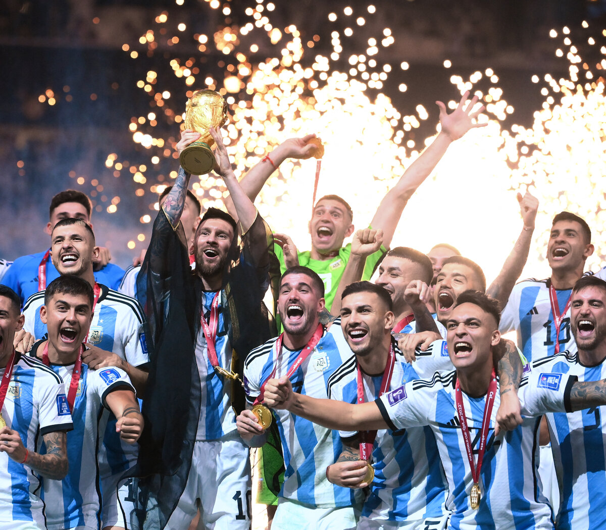 La historia de la réplica de la Copa del Mundo que se quedaron los  jugadores de la Selección, Las fabrica una familia bonaerense y no dan  abasto, Página