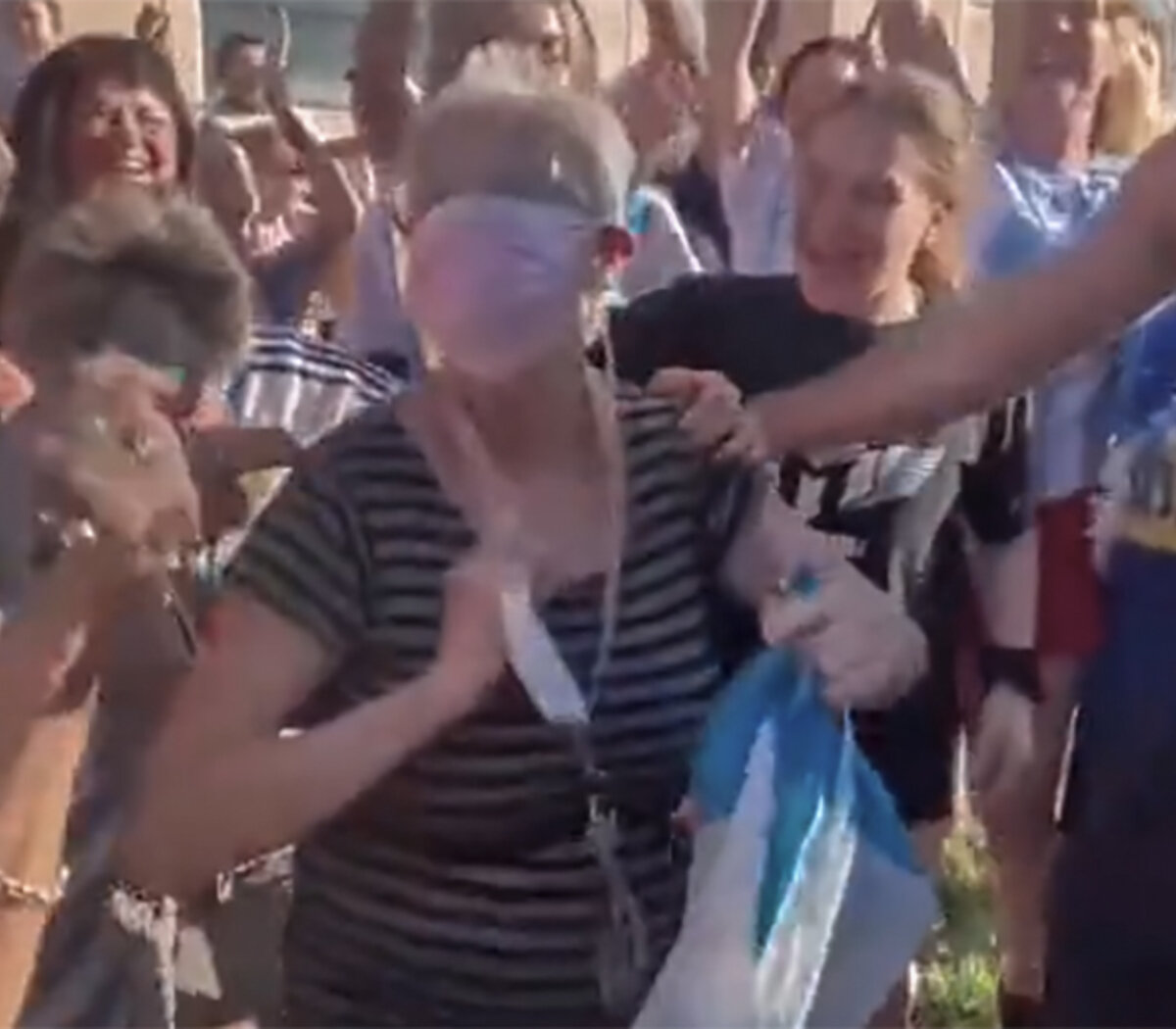 Una cábala que no podía faltar: tras el triunfo de Argentina, la abuela de  Villa Luro celebró con los hinchas en la calle | 