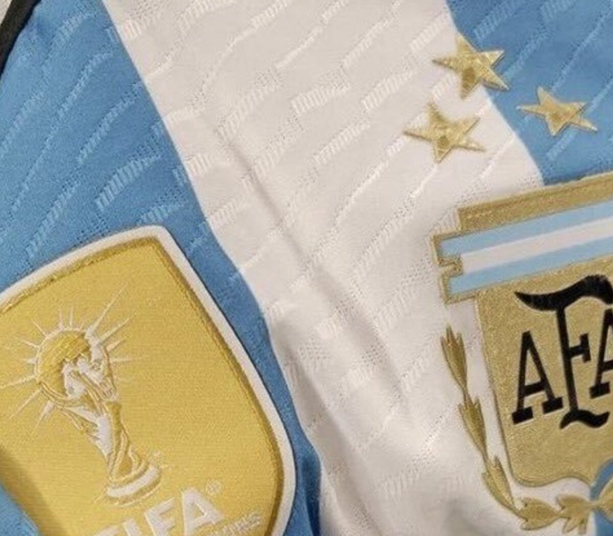 sustantivo Hambre sonrojo Furor por la nueva camiseta con 3 estrellas y el gorro pescador piluso de  Adidas: precio, cuándo sale y todo lo que se sabe | Argentina campeón  Mundial Qatar 2022 | Página12