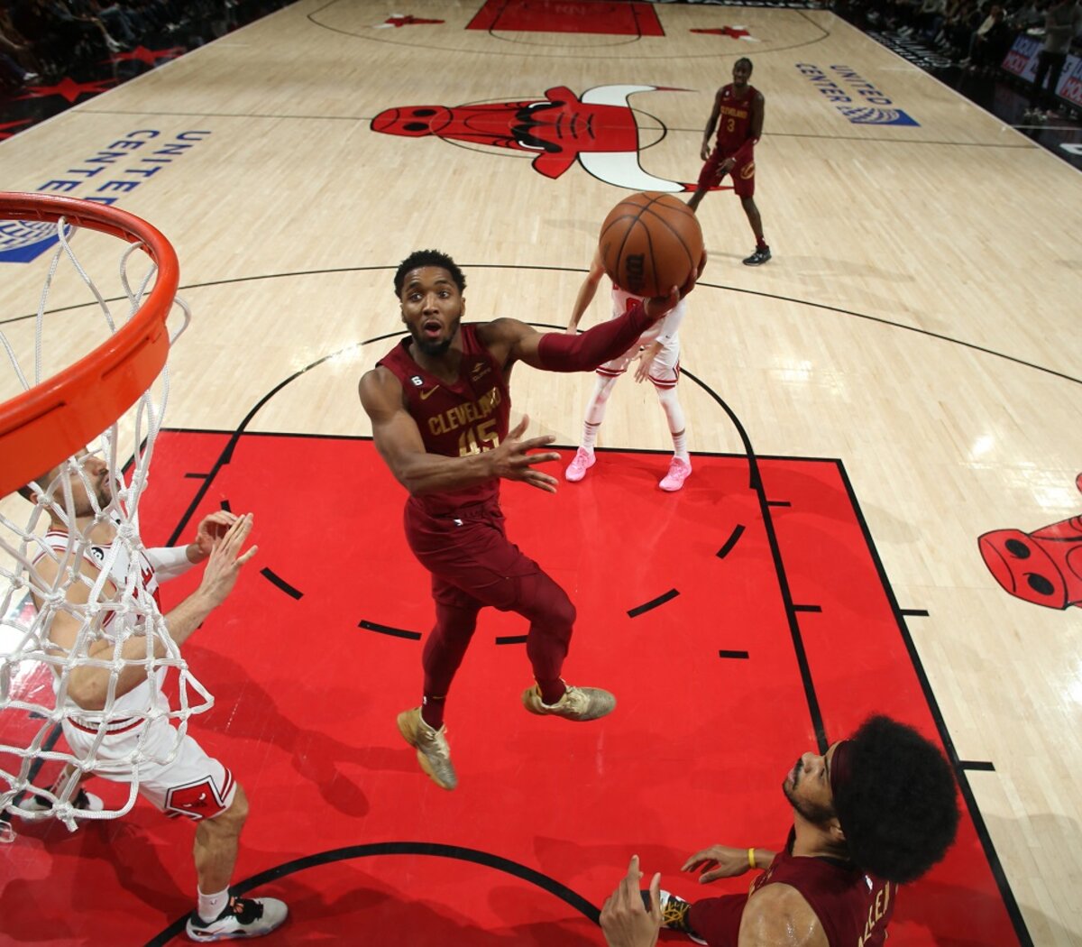 Gigante de 17 años supera en altura a todos los jugadores de la NBA