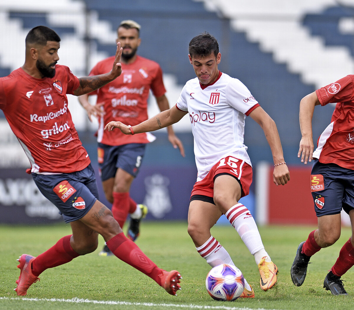 Argentinos Jrs. juega frente Independiente de Chivilcoy en el