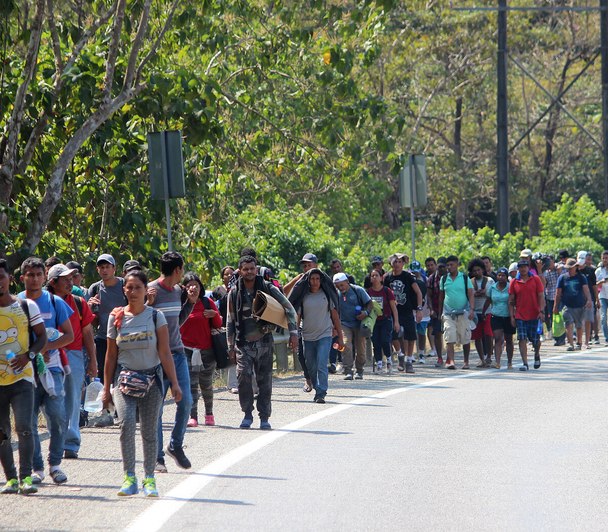 Caravana migrante sigue camino por M xico con el objetivo de