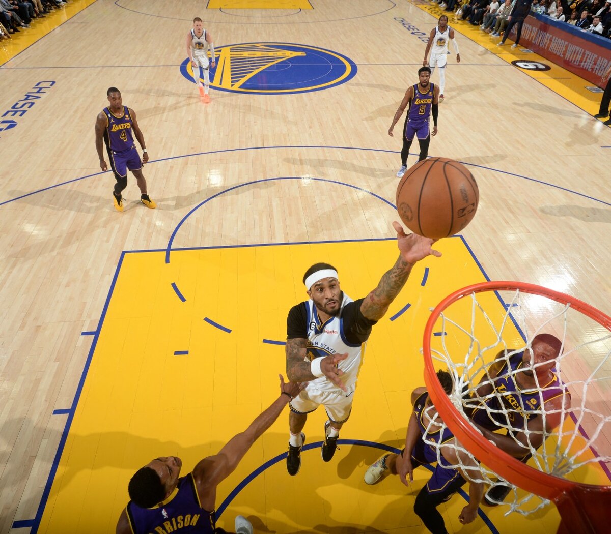 NBA: El vigente campeón Golden State venció a los Lakers e igualó