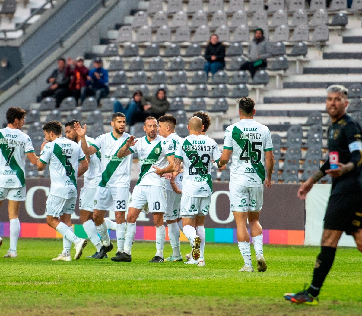 Banfield derrotó a Argentino de Merlo y avanzó a los 16avos