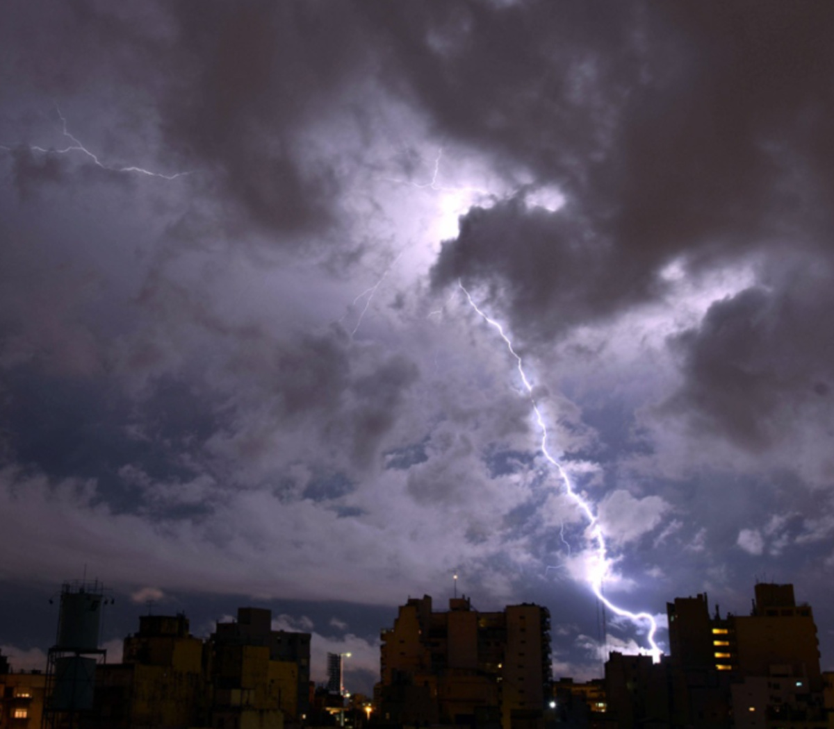 Alerta por tormentas fuertes y granizo en Buenos Aires y otras