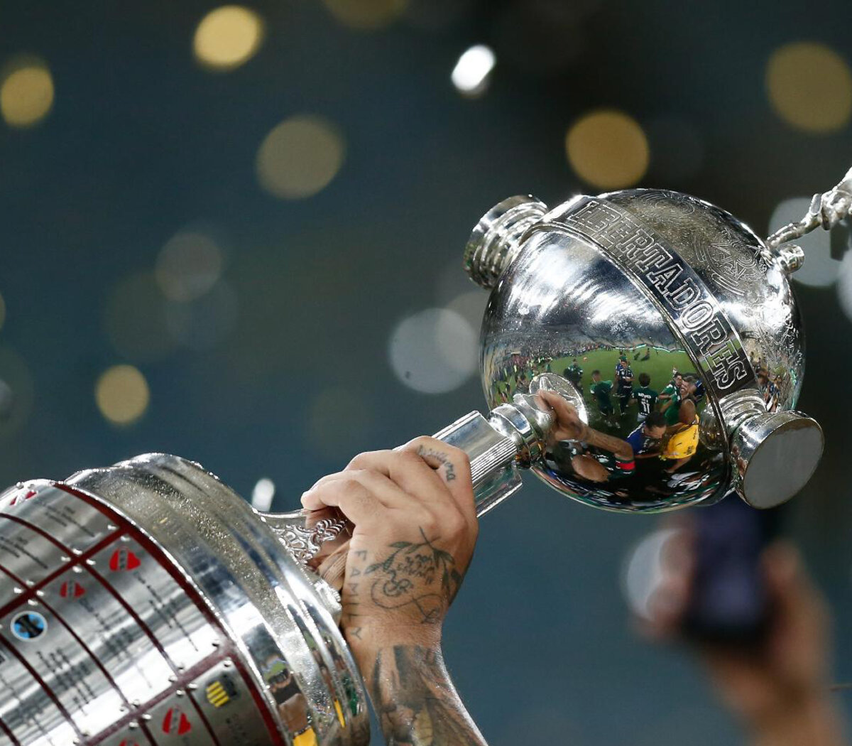 Cómo es el trofeo de la Champions League y toda su historia - TyC Sports
