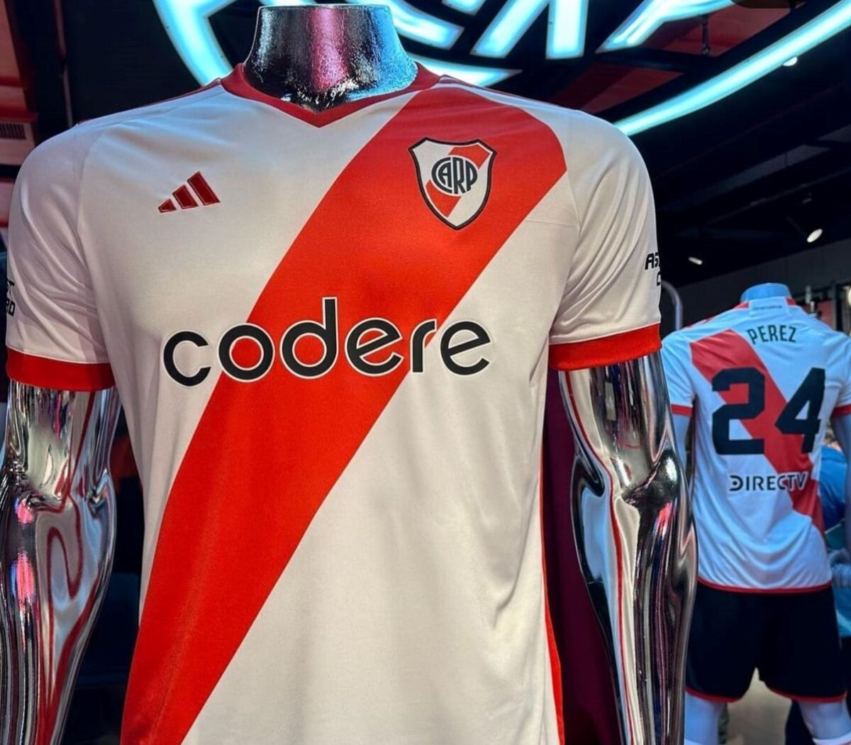 Precio de la camiseta nueva de river sale