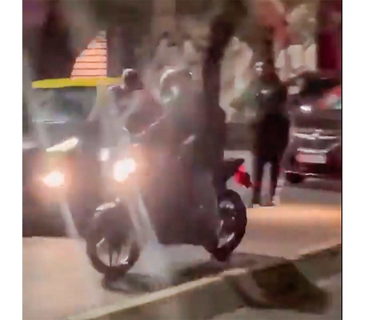 Una noche de furia en Palermo | Dos taxistas trompeándose, el choque a una  moto y un video que dio vueltas en redes sociales | Página|12