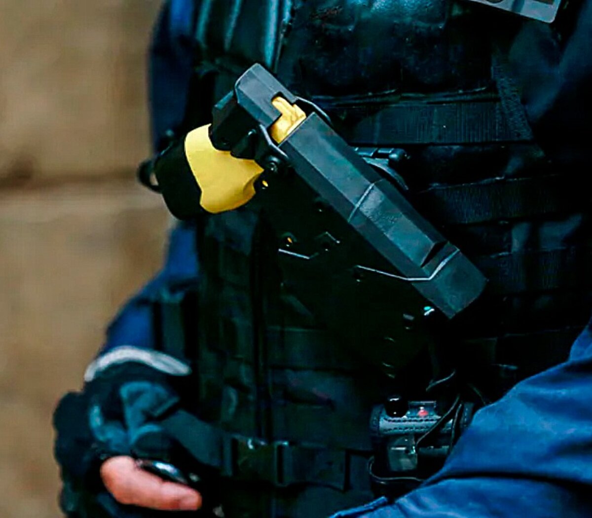 Qué es una pistola táser, el arma que tendrá la Policía Nacional