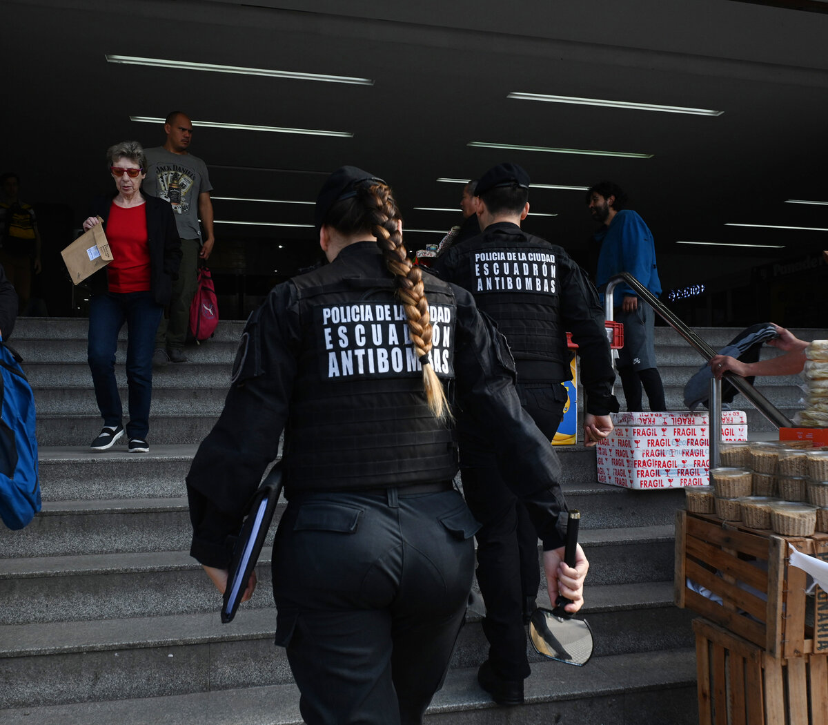 Somos un grupo terrorista y pusimos una bomba en la sede de Massa