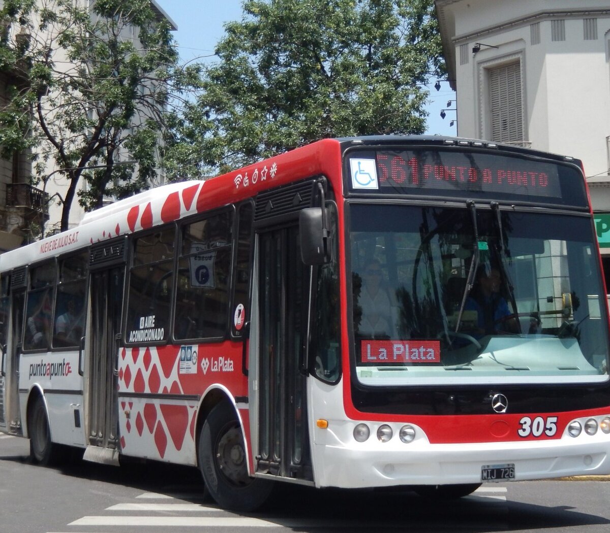 Brutal ataque homofóbico a docente en colectivo en Lomas de Zamora |  Página|12