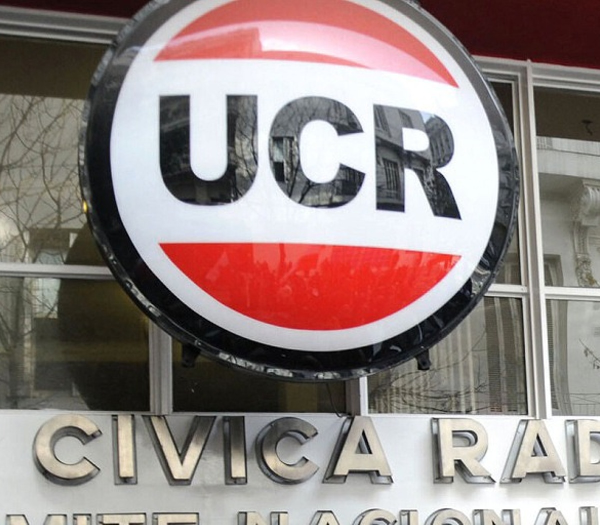 La UCR también le pone freno al DNU | "Ninguna crisis se resuelve avasallando la institucionalidad democrática" | Página|12