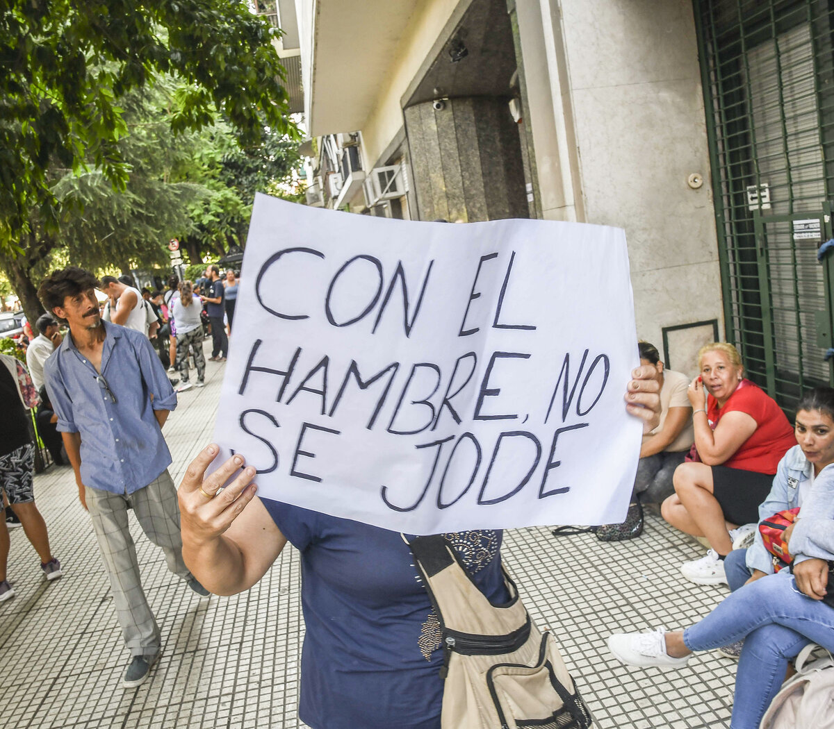 La larga fila del hambre que el Gobierno de Milei decidió ignorar | Unas  diez mil personas se presentaron ante el Ministerio de Capital Humano |  Página|12