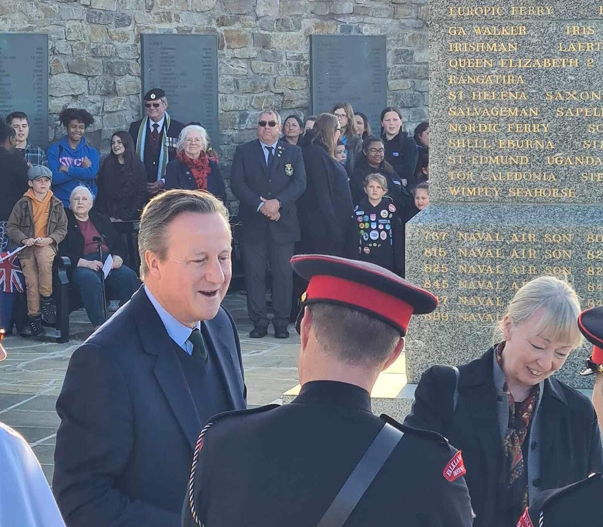 David Cameron en Malvinas: Voces de repudio y silencio del gobierno nacional | El canciller británico llegó hoy a las islas | Página|12
