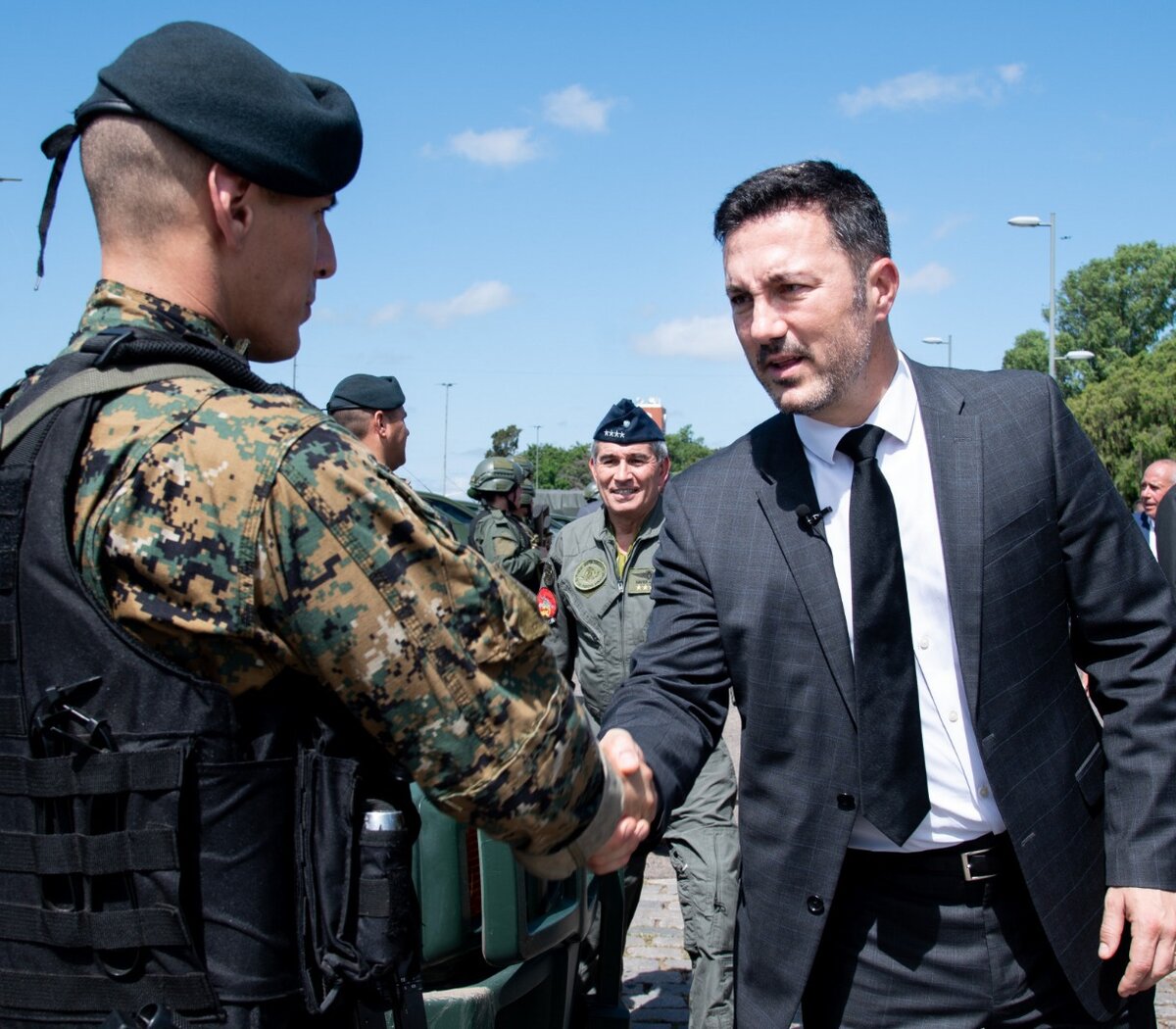 Más fotos de Luis Petri: ahora con militares en Rosario | Un ...