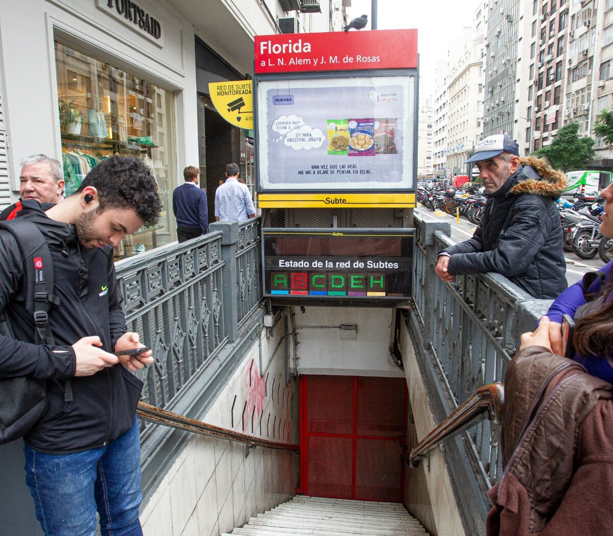 Tarde de pánico y nervios en el subte | Se quedó una formación entre  estaciones en la línea B | Página|12