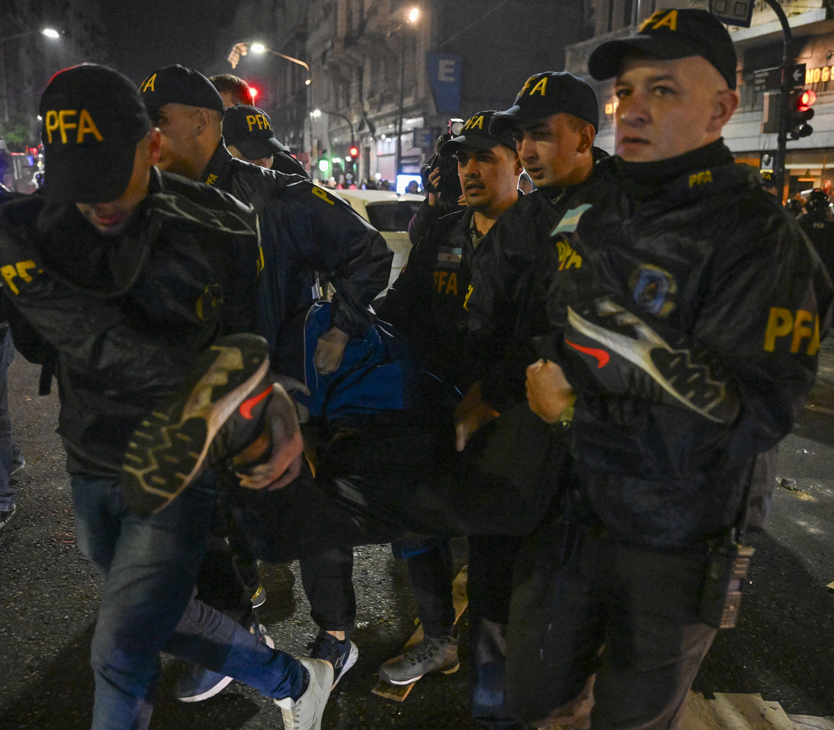 Una cacería policial muy floja de papeles | Liberaron a once de los 16  detenidos que quedaban por protestar contra la ley Bases | Página|12