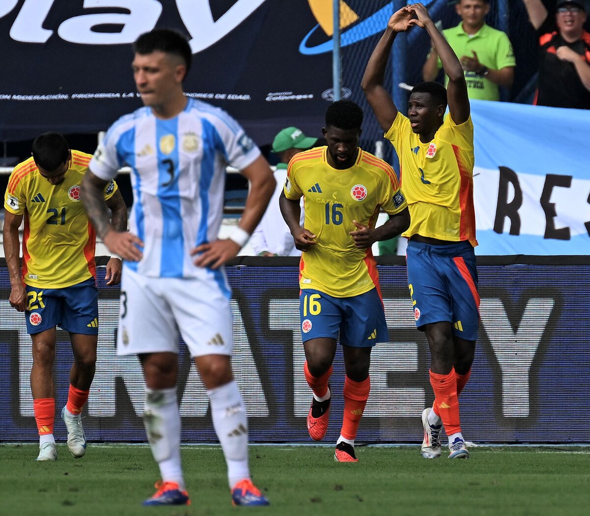 El gol de Colombia para amargar a Argentina en Barranquilla | Potente cabezazo de Yerson Mosquera para el 1-0 | Página|12