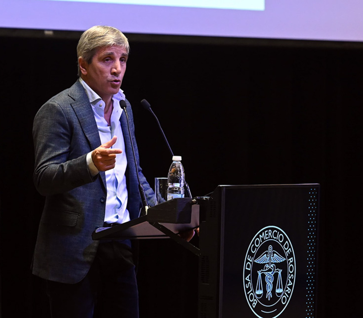 Luis Caputo disertó ante empresarios en la Bolsa de Comercio
