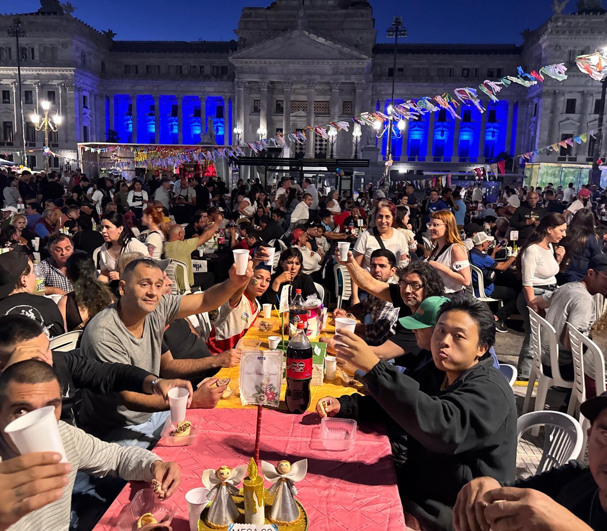 Un abrazo colectivo para que nadie pase solo la Navidad | Cena Solidaria en Congreso | Página|12
