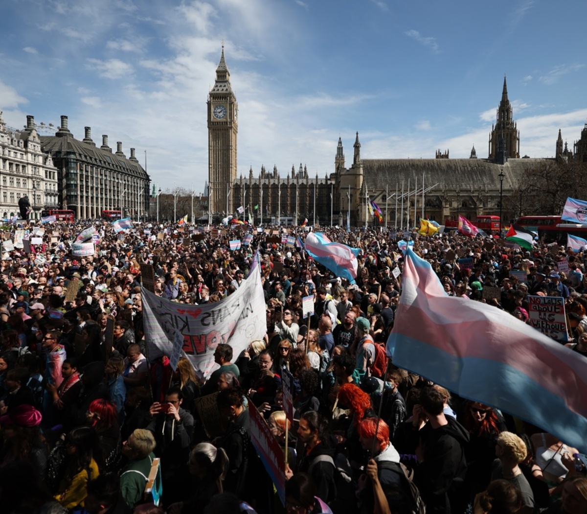 Miles de personas repudiaron en Londres un fallo contra las personas transgénero | La Justicia británica considera mujeres a las personas nacidas como tales | Página|12