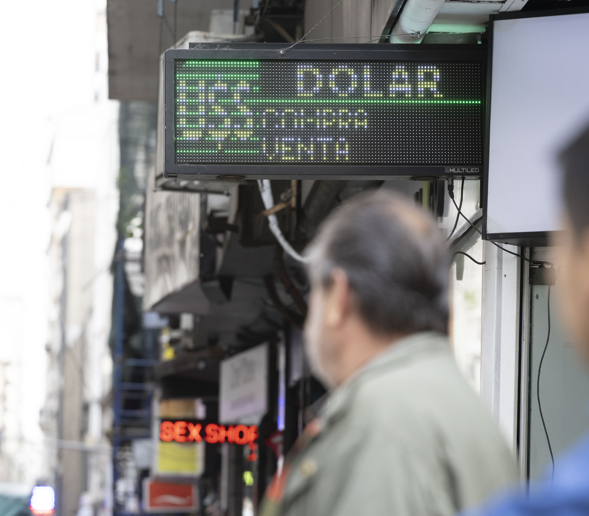 Kuyov qaynonasini sikdi (Rossiya porno onlayn) 80 yoshli qora tanli ayol u bilan jinsiy aloqada bolgan.