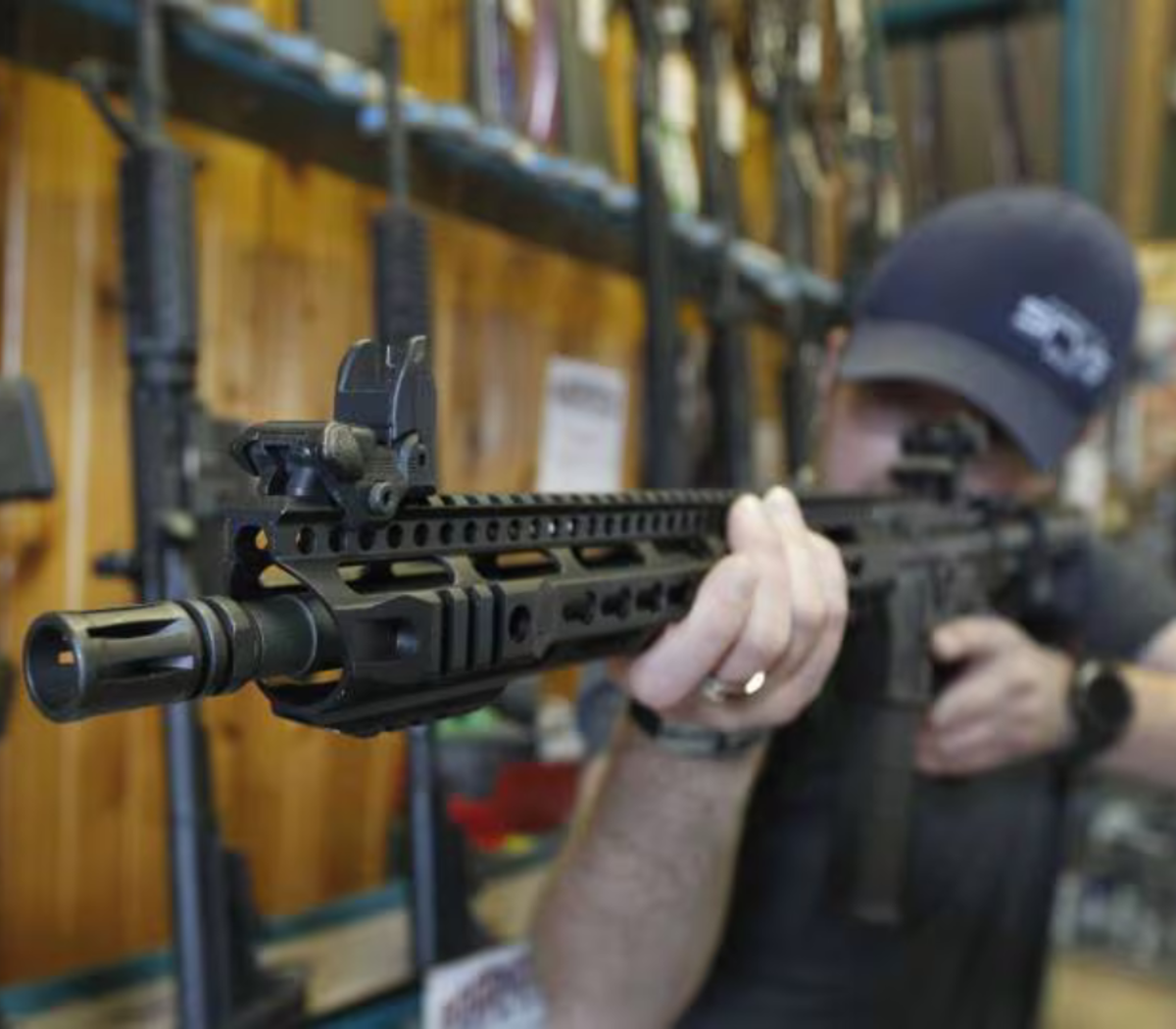 Arma semiautomática apoyada sobre una mesa