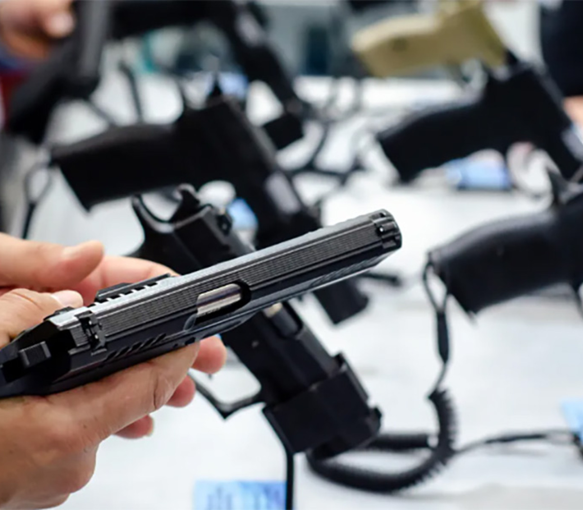 El ministro Javier Alonso durante una entrevista sobre la desregulación de armas