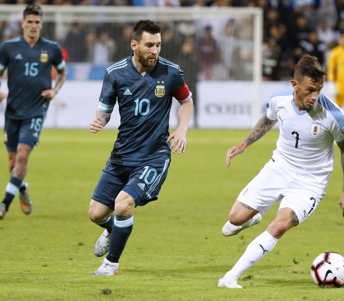 Uruguay vence en un tenso partido a Argentina, y Messi lanza un