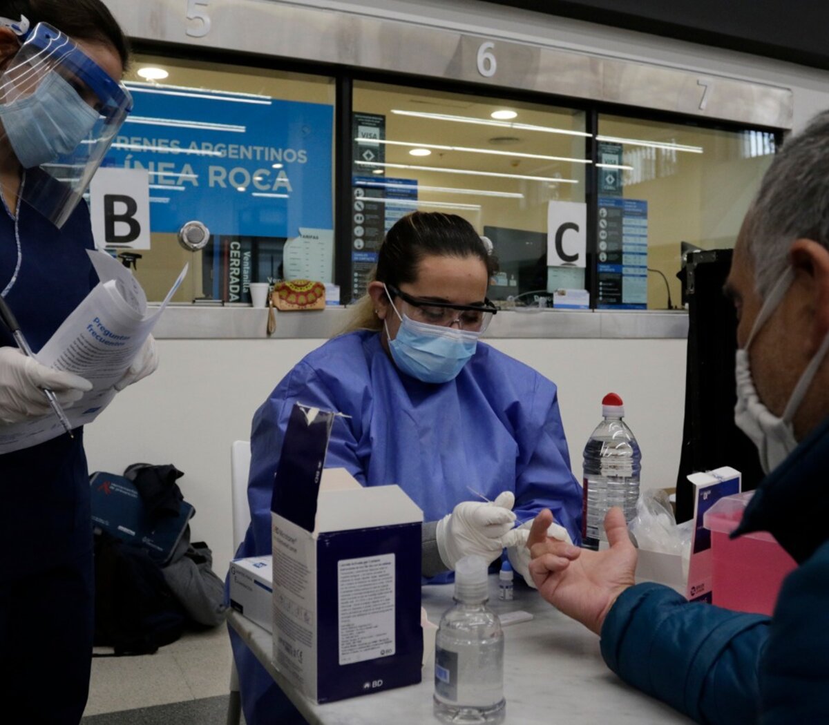 Cómo se hacen los tests rápidos de coronavirus en l... | Página12