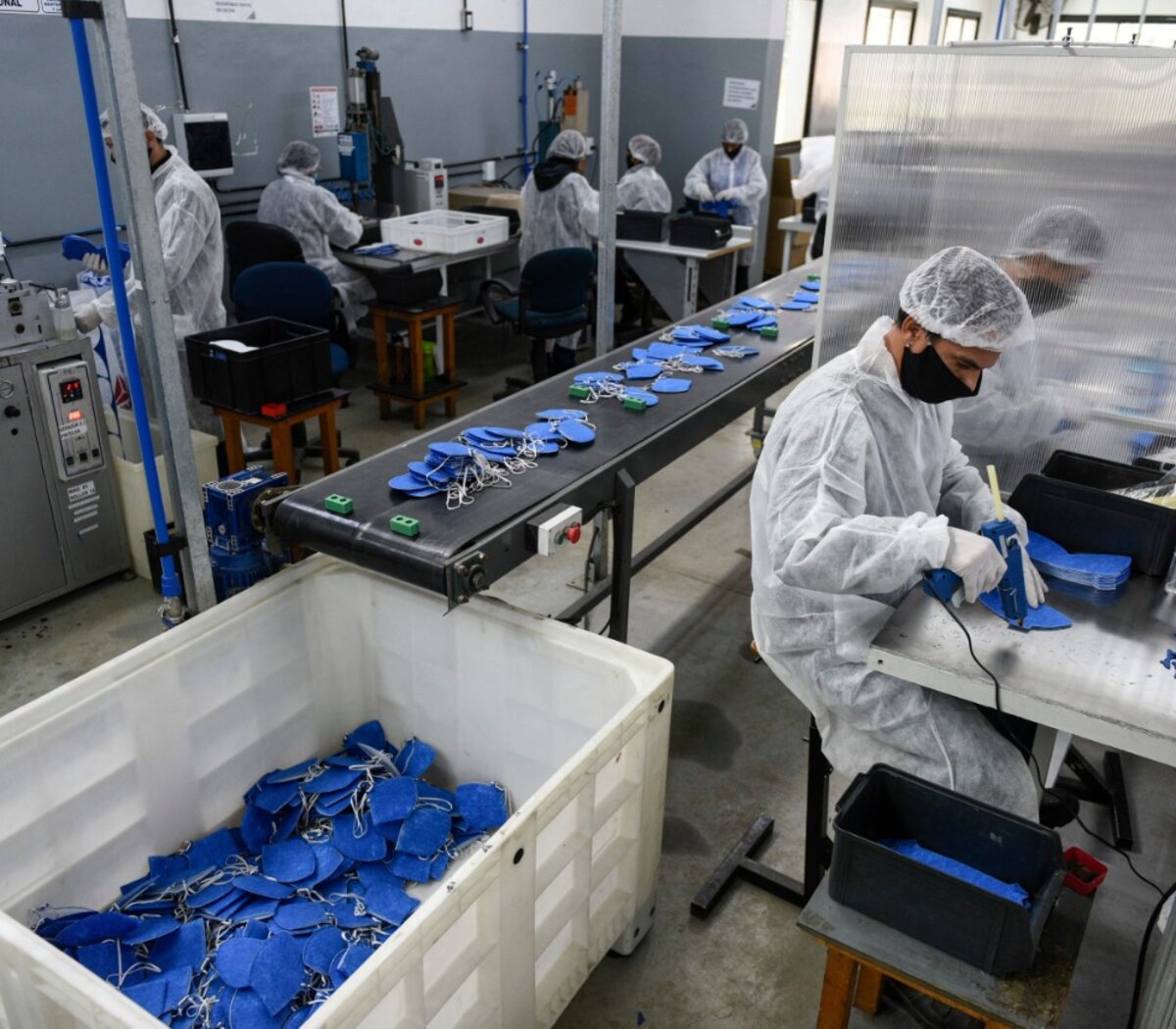 Coronavirus: la impactante reconversión de tres empresas que ahora producen barbijos, camisolines y tapabotas | Cambiaron de rubro y proveen al Estado | Página12
