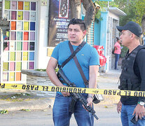 Hubo un gran despliegue de las fuerzas de seguridad alrededor de la fiscalía de Cancún atacada. (Fuente: EFE) (Fuente: EFE) (Fuente: EFE)