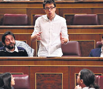 El diputado y secretario de Podemos, Iñigo Errejón, fue quien se encargó de hablar en el recinto.