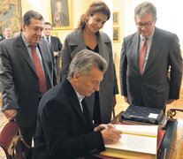 Mauricio Macri junto a Juliana Awada y Ramón Puerta al firmar el libro de huéspedes del Palacio de El Pardo. (Fuente: DyN) (Fuente: DyN) (Fuente: DyN)