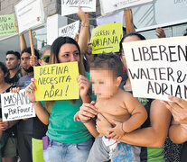 Frente a la fiscalía de Ezeiza, los militantes del autocultivo reclamaron por la libertad de Adriana Funaro. (Fuente: Télam) (Fuente: Télam) (Fuente: Télam)