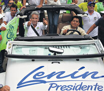 Lenín Moreno saluda a simpatizantes en Guayaquil durante la campaña presidencial. Habrá segunda vuelta.