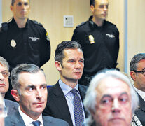 Urdangarín (centro) durante la audiencia de su condena. (Fuente: EFE) (Fuente: EFE) (Fuente: EFE)