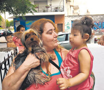 Adriana Funaro con la niña Delfina, que sufre convulsiones por la microcefalia.