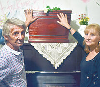 Orlando y Silvia junto a los restos de José Agustín Potenza. (Fuente: Lucía Grossman) (Fuente: Lucía Grossman) (Fuente: Lucía Grossman)
