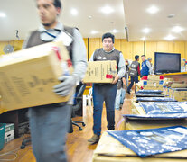 Miembros del Consejo Nacional Electoral cargan cajas con votos durante el conteo en Quito. (Fuente: EFE) (Fuente: EFE) (Fuente: EFE)