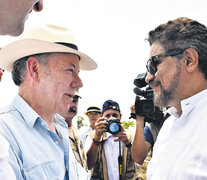 Santos junto al comandante de las FARC Iván Márquez, ayer en un campamento de desarme. (Fuente: AFP) (Fuente: AFP) (Fuente: AFP)