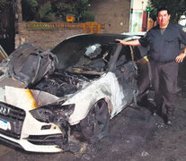 Así quedó el auto tras el incendio, que habría sido intencional.