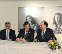 El ministro Esteban Bullrich firmó el convenio con la Casa Ana Frank de Holanda el lunes.