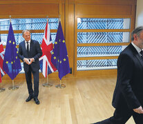Donald Tusk, presidente del Consejo Europeo, recibió la carta de manos del embajador británico en la UE, Tim Barrow. (Fuente: AFP) (Fuente: AFP) (Fuente: AFP)