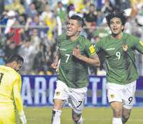 Moreno Martins y Arce festejan el primer tanto de Bolivia, mientras Romero sufre de rodillas la caída de su arco. (Fuente: AFP) (Fuente: AFP) (Fuente: AFP)