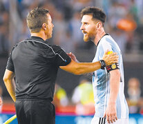 Messi, en el Monumental. Los árbitros no informaron el episodio, registrado por las cámaras de TV. (Fuente: Télam) (Fuente: Télam) (Fuente: Télam)