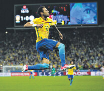 Neymar, la gran figura de la noche, festeja su gol. (Fuente: EFE) (Fuente: EFE) (Fuente: EFE)