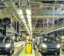 La producción de autos se está viendo jaqueada por la caída de la demanda y el aumento de la importación.